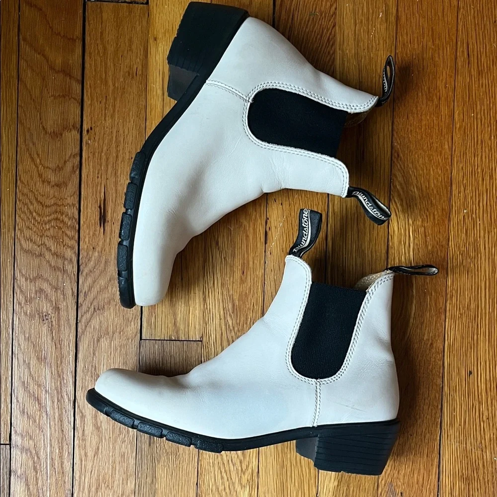 Blundstone Off-White Leather Boots - Picture 2 of 5